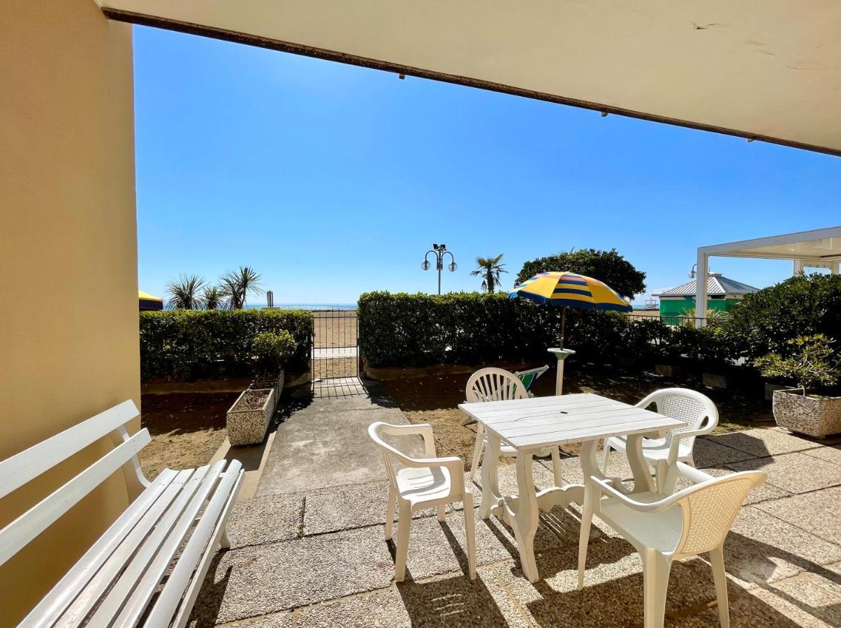 Villa Fronte Mare-Carraro Immobiliare Jesolo - Family Apartments Exteriör bild