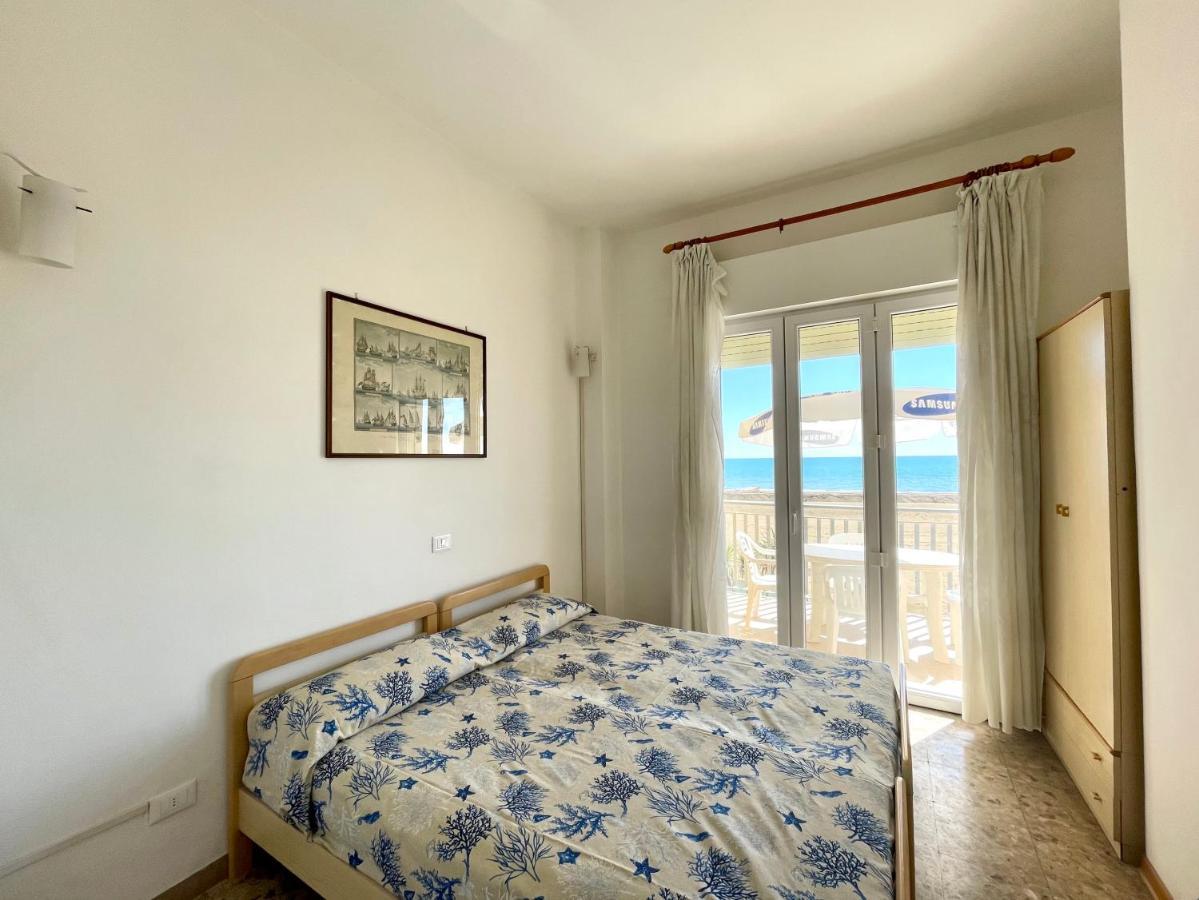 Villa Fronte Mare-Carraro Immobiliare Jesolo - Family Apartments Exteriör bild