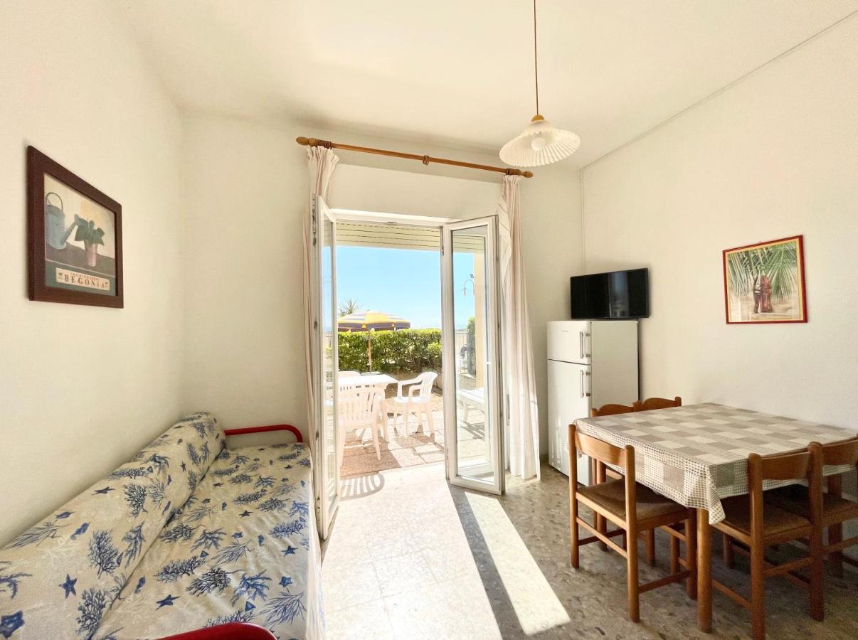 Villa Fronte Mare-Carraro Immobiliare Jesolo - Family Apartments Exteriör bild