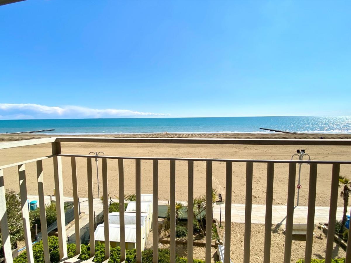 Villa Fronte Mare-Carraro Immobiliare Jesolo - Family Apartments Exteriör bild
