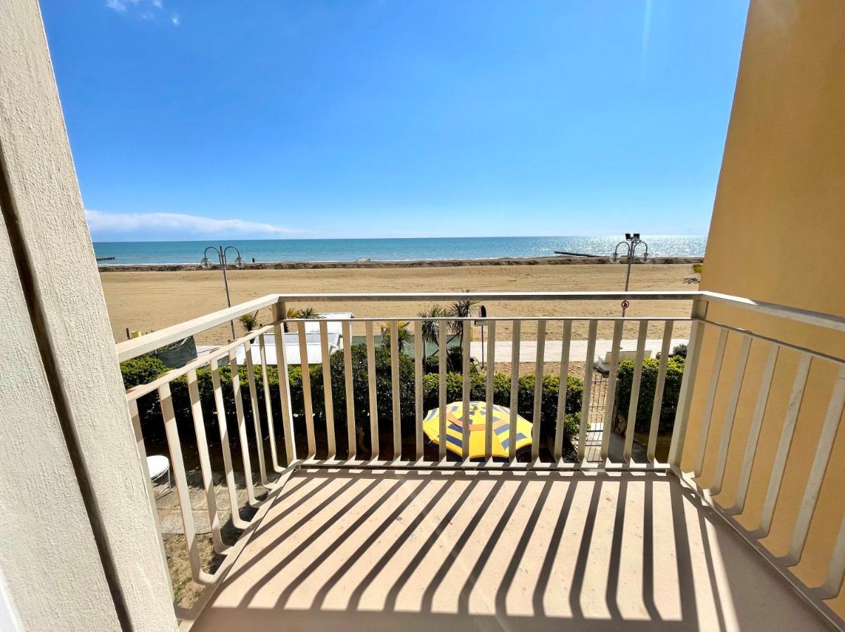 Villa Fronte Mare-Carraro Immobiliare Jesolo - Family Apartments Exteriör bild
