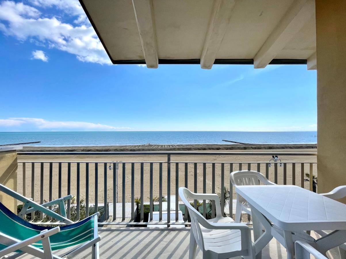 Villa Fronte Mare-Carraro Immobiliare Jesolo - Family Apartments Exteriör bild
